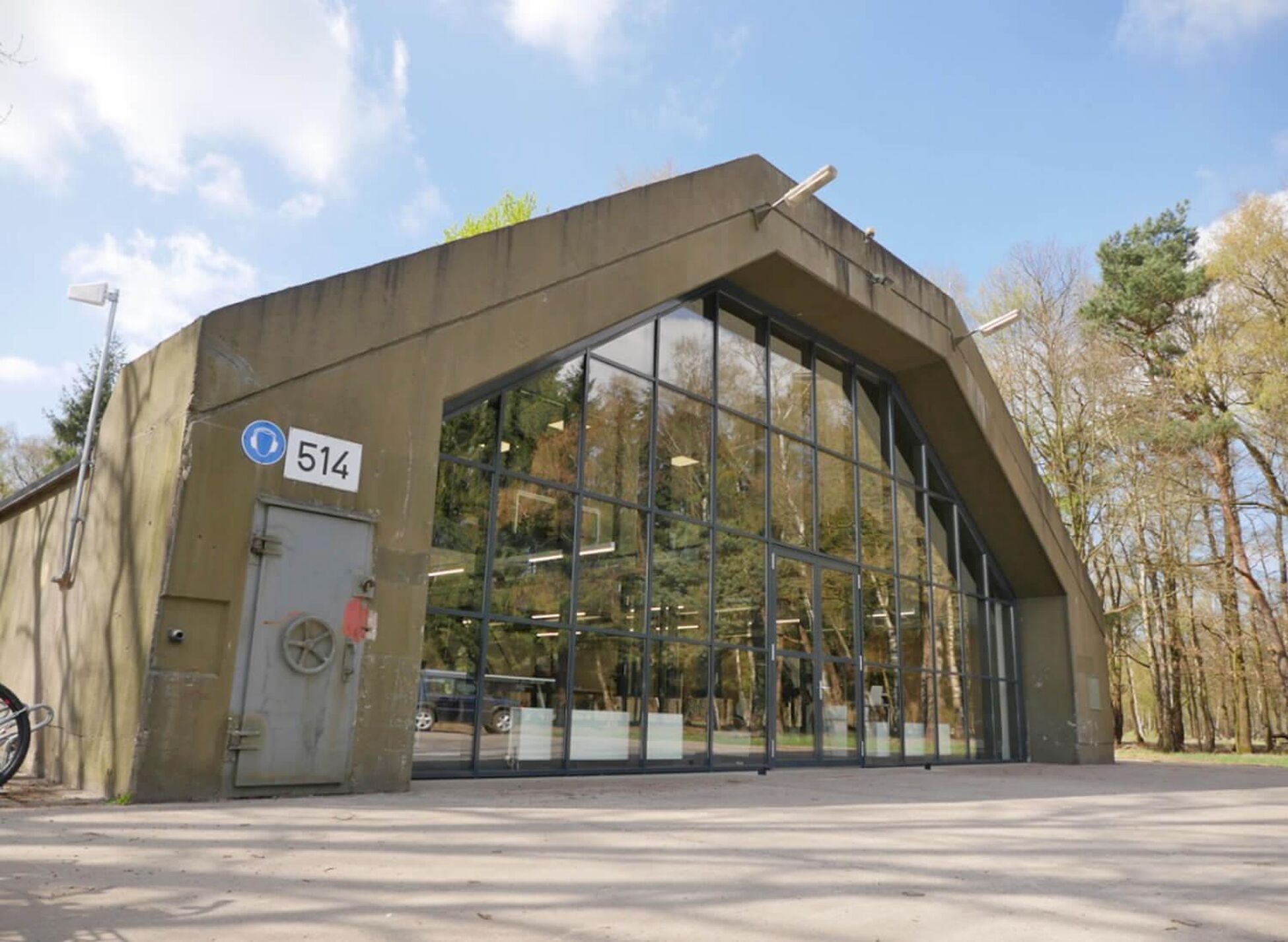 Zakelijk interieurontwerp f-16 shelter dynteq in Enschede - Foto 1