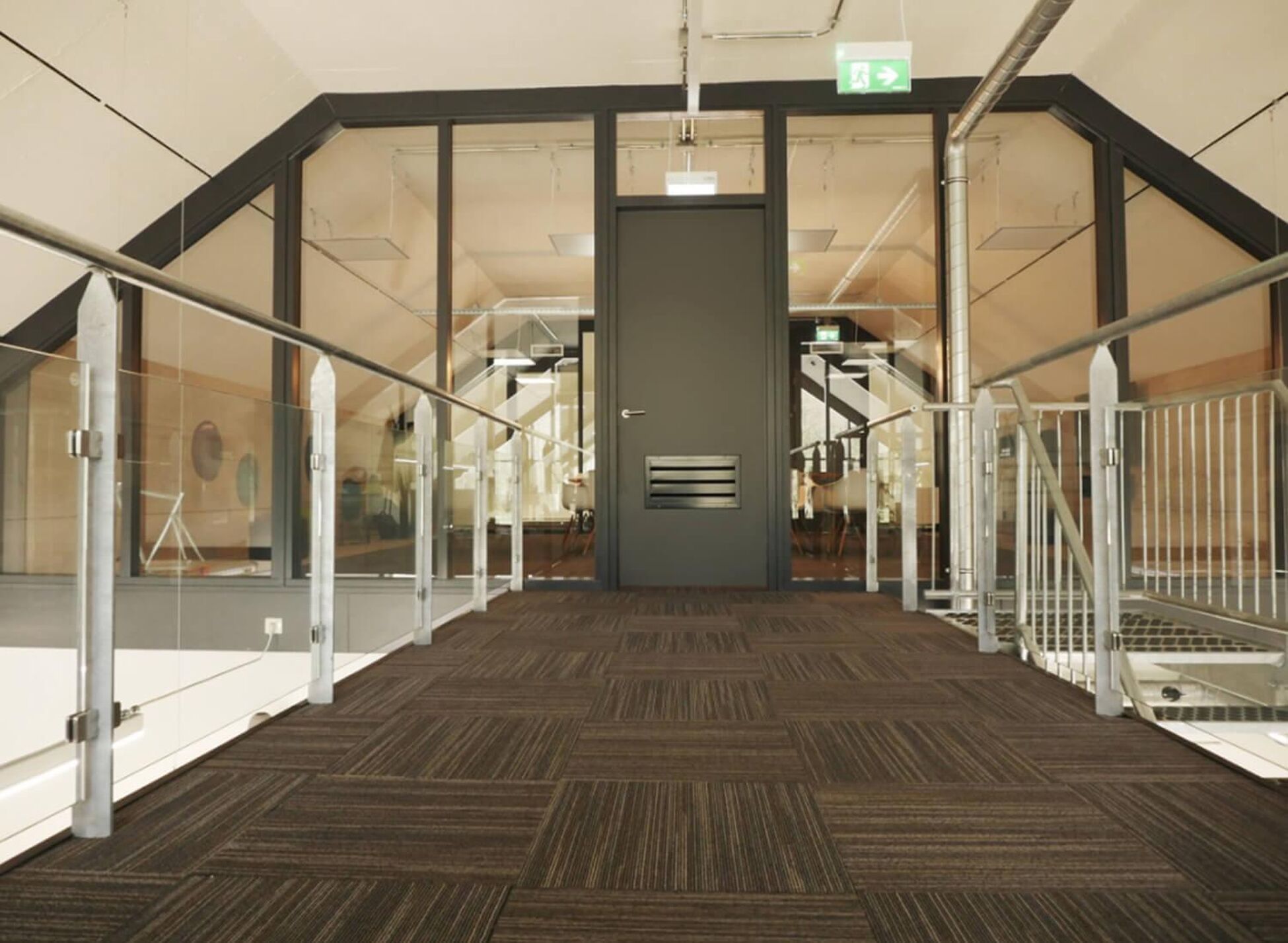 Zakelijk interieurontwerp f-16 shelter dynteq in Enschede - Foto 12